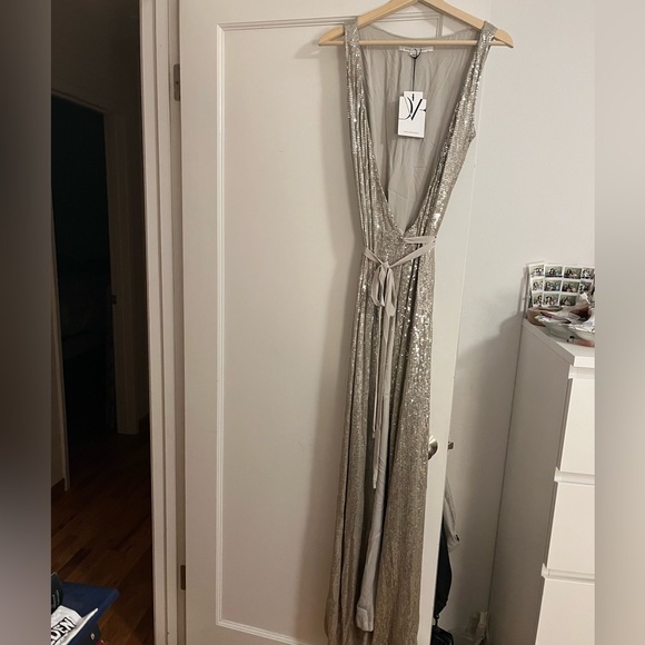 Diane Von Furstenberg DVF Silver Sequin Embellished Sleeveless Yahzi Wrap Gown 2 - Picture 5 of 8